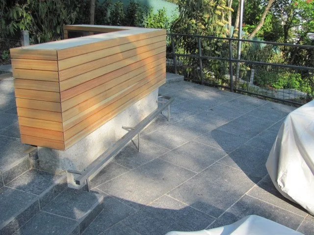 Seitenansicht der Holzbar auf der Terrasse mit Fußstange aus Edelstahl